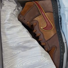 New 10/10 With Box Size 9 Nike Brown, Nike Dunk High, Old Shoes, Sb Dunk, Nike Dunks, Mens Shoes Sneakers, Men's Nike, Nike Men, Nike Shoes