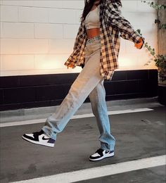 Street Style Jordans, Outfit For Jordans Women, Casual Outfits Jordans, Styling Jordans Women, Winter Dunk Outfits, Airjordan1 Outfit Women, Womens Outfits With Jordans, Style Jordans Women, J1 Outfit Women