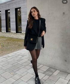 Mini Skirt Fall Outfit, Dinner Outfit Winter, Loafers Outfit, Autumn Trends, London Outfit, Casual Day Outfits, Paris Outfits, Fashion Tights, Smart Casual Outfit