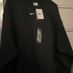 Super Soft And Comfortable! I’m 5’3 And A Size Xs In Everyday Clothes But I Wear And M-Xl In Nike Hoodies And This One Almost Fits But It’s Just A Bit To Big Around The Waist. It’s Super Cute And In Absolutely Perfect Condition! Nike Oversized Long Sleeve Top, Oversized Nike Tops For Fall, Sweaters Nike, Nike Hoodies, Everyday Clothes, Nike Sweaters, Nike Sweater, Nike Hoodie, Black Nikes