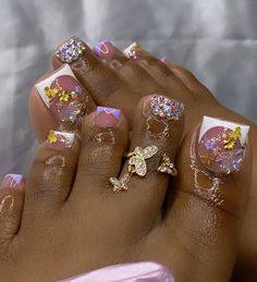 Black girl pedicure Junk Acrylic Toes, Toe And Nail Set Ideas, Silver French Tip Toes, Pedicure Designs With Rhinestones, Glam Pedicure, Acrylic Pedicure, Pedicure Designs Toenails, Toenail Designs, Gel Toe Nails