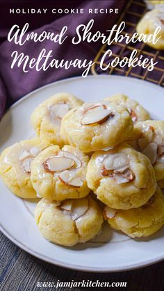 Christmas almond cookies Cookies That Are Not Too Sweet, Shortbread Almond Cookies, Almond Cake Cookies, Almond Shortbread Cookies Recipe, Small Treats For Gifts, Recipes For Almonds, Havarti Recipes, Flavored Shortbread Cookies, Almond Cookies Recipes