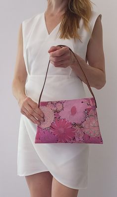 Mini and elegant shoulder bag with genuine leather handle, cotton fabric, lined with polyester fabric, magnetic button closure, this bag is an elegant complement to your look, made with care and attention. 25cm long 17cm high 54cm așa length 20cm drop length Summer Bags With Leather Handles As Gift, Summer Bags With Leather Handles For Gift, Pink Shoulder Evening Bag, Pink Fabric Bag For Daily Use, Pink Fabric Bags For Daily Use, Pink Fabric Shoulder Bag For Daily Use, Feminine Rectangular Shoulder Bag With Handle Drop, Pink Travel Bag With Magnetic Closure, Pink Fabric Shopping Bags