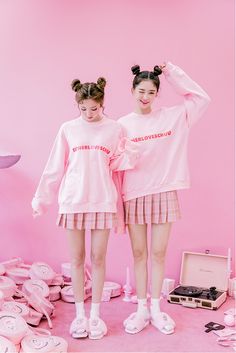 CHUU Estherloveschuu Red Logo Pullover – Somethin' Sweet Twins Fashion, Bff Girls, 일본 패션, Style Kawaii, Ulzzang Fashion, Korean Model, J Fashion, Kawaii Clothes, Korean Outfits