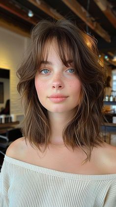 By choosing the right hairstyle, women with larger foreheads can amplify all their best features while minimizing others in a tasteful and flattering way. There are various looks to choose from, and each can be #medium #length #hair Short Hair Big Forehead Haircuts, Curtain Bangs High Forehead, Hair Cut For Big Forehead Girl, Haircut For Large Forehead For Women, Round Face Big Forehead Haircuts, Haircuts Long Face, Face Framing Layers Shoulder Length, Lob With Face Framing Layers, Big Forehead Haircut