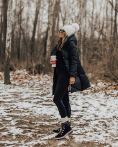 Loving all the black at the Golden Globes 🖤🖤 // lots of you gals asked about my boots, they sold out but I found a bunch of similar styles… Best Parka, Aw Style, Winter Vacation Outfits, Becky Hillyard, Winter Mode Outfits, Mode Mantel, Cella Jane, Fall Winter Coat, Winter Inspiration