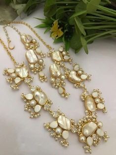 A Gift for someone most adorable for you. Earrings made of brass. Material : brass, pearl,stone. Necklace : 1 Earring:1 Tika:1 Luxury Antique Gold Necklaces For Wedding, Jewelry Pakistani, Necklace Indian, Pearl Stone, Indian Necklace, Pakistani Jewelry, Jewelry Antique, Brass Material, Stone Necklace