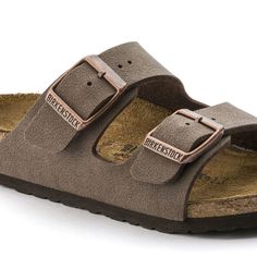 The BIRKENSTOCK Arizona, the classic sandal has been given a new and modern twist for adventurous kids. Product features: Upper: Birko-Flor® Footbed lining: suede Sole: EVA Details: Two-strap model, two individually adjustable pin buckles in metal Made in Germany Birkenstock Arizona Mocha, Birkenstock Sandals Arizona, Two Strap Sandals, Vintage Trends, Birkenstock Sandals, Kids Sandals, Leather Clogs, Birkenstock Arizona, Green Suede