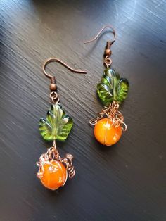 Adorable  Handmade  Pumpkin earrings approximately 2" in length. Copper wire wrapped orange beads with leaf charm. Diy Beaded Pumpkin Earrings, Diy Thanksgiving Earrings, Fall Jewelry Diy, Pumpkin Jewelry, Handmade Bead Jewellery, Jewelry Making Earrings, Wire Wrapped Jewelry Tutorials, Beaded Earrings Diy, Pumpkin Earrings