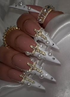 Black And Pearl Nails Design, Pearl Nails Black Women, Pearl Junk Nails, White Gold Silver Nails, Nails With Pearls And Diamonds, Pearl Pedicure, Pearl Photoshoot Ideas, Pearl Nails Acrylic