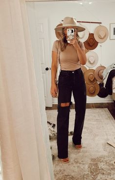 Southern Cute Outfits, Trendy Casual Winter Outfits, Outfit Ideas Nashville Spring, Fall Outfit Nashville, Milenial Outfit Fashion 2023, Cute Outfit Ideas 2023, Turtle Neck No Sleeves Outfit, Casual Jeans Outfit 2023, Chic Trendy Outfits