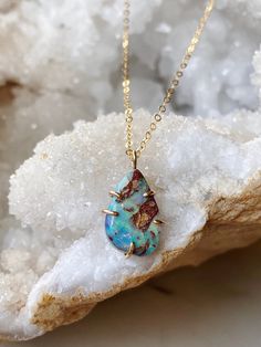 Crystal Necklaces, Long Chain Necklace, Australian Opal, Jewelry Inspo, Opal Necklace, Boulder Opal, Long Chain, Opal Jewelry, House Decor