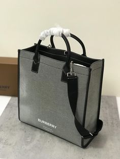 Description BRBRY Horseferry Print Cotton Canvas Tote Black/Grey For Women, Women’s Bags, Shoulder And Crossbody Bags 14in/ 35.5cm BUR 80508141 Rep 1:1 Size: 35.5 x 15 x 37.5cm/14 x 5.9 x 14.8in (Length x height x width) A spacious tote bag in cotton canvas and topstitched, highlighted with our Horseferry print. The design features rolled top handles and a detachable shoulder strap. Handle drop: 14cm/5.5in Min. strap drop: 46cm/18.1in Max. strap drop: 70cm/27.6in Detachable, adjustable shoulder Pocket Dog, Dog Clip, Stylish Handbags, Luxury Products, Evening Clutch Bag, Burberry Bag, Tote Backpack, Fashion Handbags, Black Grey