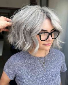 25 Cutest Chin-Length Wavy Bob Haircuts Healthy Blonde Hair, Grey Bob Hairstyles, Chin Length Haircuts, Short Sassy Haircuts, Wavy Bob Haircuts, Corte Bob, Chin Length Hair, Silver Blonde, Platinum Blonde Hair