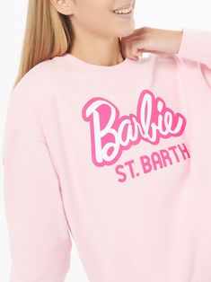 Woman pink sweatshirtBarbie St. Barth printSt. Barth embroideryRegular fitTrue to sizeComposition: 100% warm cotton fleece Long Sleeve Logo Print Sweatshirt For Loungewear, Pink Long Sleeve Sweatshirt With Graphic Print, Long Sleeve Sweater With Logo For Loungewear, Trendy Pink Sweatshirt With Ribbed Cuffs, Crew Neck Logo Print Sweatshirt For Loungewear, Crew Sweatshirt With Logo Print For Loungewear, Crew Neck Sweatshirt With Logo For Loungewear, Crew Neck Loungewear Sweatshirt With Logo Print, Graphic Print French Terry Sweatshirt For Loungewear