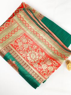 Traditional saree with blend of emeral green with red & gold border. This stunning saree includes a matching unstitched blouse piece which is customisable to fit all sizes. If you require the blouse to be stiched, We offer tailor service on request with additional cost. For more info please contact us and we will be happy to help.  🥻Occasion: Party, Sangeet, Wedding, Engagement, Outings, Mehndi, Bridal & festival. 🚚 Shipping : We offer International fast & secure shipping (Ask for more info) **Color may differ due to photography in light effect** Green Dola Silk Pre-draped Saree With Dupatta, Festive Green Pre-draped Saree With Zari Weaving, Green Dola Silk Pre-draped Saree For Diwali, Green Pre-draped Saree With Zari Weaving For Diwali, Green Chanderi Pre-draped Saree For Festivals, Green Paithani Silk Pre-draped Saree With Self Design, Green Chanderi Pre-draped Saree For Puja, Traditional Dark Green Wear With Dupatta, Green Pre-draped Saree With Self Design For Diwali