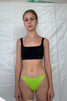 A squared off sports bra style top, with a 1-inch encased elastic hem for extra support. Can be worn in and out of the water. The Cosmo Top is manufactured in New York City. split Fit notes – The Cosmo Top fits true to size, we recommend to take your normal size in a bra or sports bra style. Please follow measurements below to understand sizing. All measurements are in inches before stretch. Recommended Bra Sizing Across Chest Lying Flat (Pit-to-Pit) Bottom Hem Opening XS 30 – 32 AA – A 13 in. 2 Sporty Micro-elastic Tops With Seamless Construction, Sporty Micro-elastic Seamless Tops, Modern Stretch Tops For Sports, Modern Stretch Sports Top, Sporty Nylon Tops Bra Friendly, Sporty Green Nylon Top, Micro-elastic Top For Gym In Summer, Sporty Tops With Built-in Bra And Micro-elastic Fit, Remove Deodorant Stains