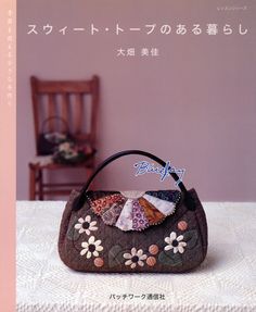 an image of a handbag on the cover of a magazine with japanese characters in it