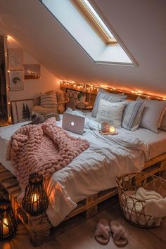 Top 10+ Minimalist Bedroom Decorating Ideas & Tips: The minimalist decorating ideas are all about less-is-more, but that doesn't mean it has no personality. Here are 10 minimal room decor that gets the style right. Minimalist Bedroom Decor, Attic Bedroom, غرفة ملابس, Redecorate Bedroom, Cozy Room Decor, Minimalist Room, Dreamy Room, Teen Bedroom Decor, Room Design Bedroom