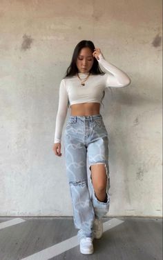 Outfit Streetwear Girl, Wide Leg Jeans White, Cardigan Blazer, Streetwear Girl, Causal Outfits, Jeans White, Outfit Goals, White Crop, Streetwear Women