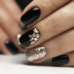 Black associated with power, strength, mystery, elegance, and sophistication, black is the darkest color. When you want to be elegant, you can't go wrong with wearing black. And that applies to more than just your dress. If you want to try something new, why not opt for gel black nails matte black nails? This design lo Black Coffin Nails, Black Nail Art, Super Nails, Trendy Nail Design, Trendy Nail Art, New Year's Nails, Make Up Nails, Nails And Makeup, Up Nails