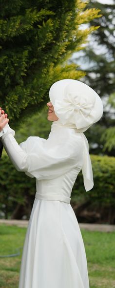 Bridal Bow Top Hat, Wedding Cloche Hat With Bowknot, Vintage Headpiece, Cap for Bride - Etsy Kuwait Wedding And Kentucky Derby Costume Cap, Fitted Cap Mini Hat For Wedding, White Adjustable Bonnet For Wedding, White Adjustable Wedding Bonnet, Elegant Fitted Cap-shaped Fascinator, Elegant Fitted Bonnet Cap, Fitted Cap For Wedding, White Cap Mini Hat For Weddings, Elegant Cream Wedding Bonnet