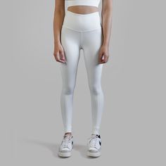 Le legging blanc est parfait pour l'entraînement, conçu pour offrir un confort supérieur. White High Stretch Moisture-wicking Activewear, White High Stretch Activewear For Sports, High Stretch White Activewear For Sports, White High Stretch Activewear For Gym, White High-stretch Activewear For Pilates, White High Stretch Activewear For Pilates, White High Stretch Functional Leggings, High Stretch Functional White Leggings, Compressive White Sportswear Activewear