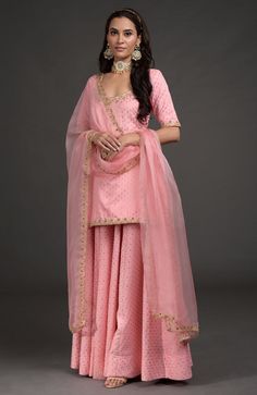 Pink Banarasi Lehenga, Kurta And Lehenga, Lehenga Banarasi, Velvet Saree, Kurta Lehenga, Capsule Wardrobe Women, Bridesmaid Lehenga