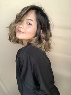 Short Hair Ombre Balayage Brunettes, Bob Loose Curls, Short Hair Color Ideas For Brunettes, Short Hair Highlights And Lowlights, Brunette Balayage Hair Short, Balayage Lob, Shot Hair Styles