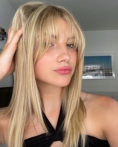 Blond Medium Length Hair With Curtain Bangs, Nose Length Bangs, Straight Medium Length Hair With Bangs, Wispy Fringe Bangs Round Face, Wispy Fringe Short Hair, Blonde Fringe Bangs, Light Bangs Wispy, Layered Hair With Wispy Bangs, Whispy Curtains Bangs