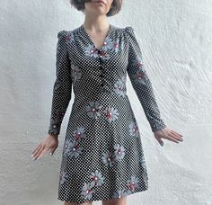 "Gorgeous 1970s puff sleeve dress in a bold print.  34\" bust, 26\" waist,  33\" shoulder to hem.  In excellent vintage condition" Vintage Floral Print V-neck Mini Dress, Vintage Fitted Mini Dress With Puff Sleeves, Vintage Mini Dress With Puff Sleeves - Fitted, Retro Polka Dot V-neck Dress, Retro V-neck Polka Dot Dress, Fitted V-neck Dress With Daisy Print, Fitted V-neck Daisy Print Dress, Vintage Fitted Printed Mini Dress, Retro Fitted Floral Print Mini Dress