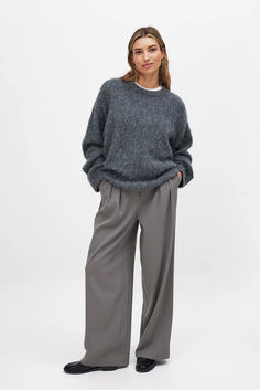 Wool Blend Oversized Sweater Grey Wool Pants Outfit, Grey Suit Pants Outfit Women, Suit Pants Outfit Women, Grey Suit Pants Outfit, Wool Pants Outfit, Pleated Pants Outfit, Fall Italy Outfits, Grey Suit Pants, Grey Wool Pants