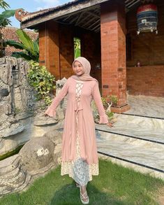 Outfit Garden Party Hijab, Dress Pink Hijab, Feminine Hijabi, Lebaran Outfit, Casual Outfits For Girls, Pink Ootd, Pink Hijab, Study Tour, Cottagecore Outfit