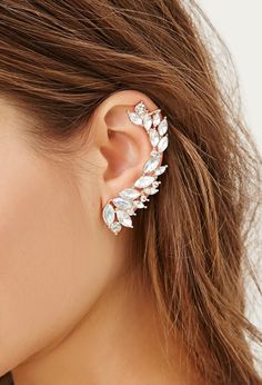 Ear cuff: São brincos que cobrem boa parte da orelha, usados nas laterais. Viraram moda em 2013. Gaun Abad Pertengahan, Crystal Ear Cuff, Gem Earrings, Stainless Steel Bangles, Lady Fashion, Sparkle Jewelry, Expensive Jewelry, Ear Cuffs, Shiny Things