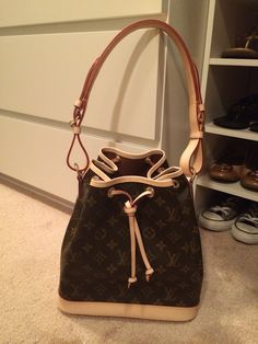 Old Money Style, 2024 Vision, Hand Bags, Louis Vuitton Speedy Bag, Designer Bags, Luggage Bags, Bucket Bag, Bags Designer