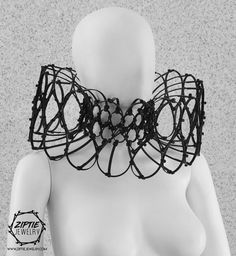 MAKE A STATEMENT WITH THIS FUTURISTIC LOOKING ELIZABETHAN COLLAR STYLE NECKLACE You can find a bracelet in the same Elizabethan style on the following link: https://etsy.me/2Nbyf5h + Entirely made out of Zip ties + + Very lightweight, comfortable and really stretchable + + When Futuristic Necklace, Anna Campbell Wedding Dress, Teenager Party, Elizabethan Collar, Festival Mode, Avant Garde Jewelry, Festival Necklace, White Costumes, Tie Necklace