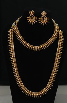 Offrez-vous un look royal avec cet ensemble de colliers parfaitement courts et longs d'ISMI CREATIONS. Fabriqué avec des placages à l'or de haute qualité, il est impressionnant par son design. Parfait pour les mariages et les festivités, cet ensemble de colliers en or doit être porté avec votre sari, votre lehenga préféré ou toute autre robe de soirée. Matière première - bijoux artificiels, collier de diamants CZ Longueur du collier = 21 cm Longueur du collier court = 10 cm Longueur des boucles Luxury Gold Temple Necklace For Diwali, Diamond And Gold Necklace, Gold Jewelry Sets With Long Necklace For Party, Gold Long Necklace Jewelry Sets For Party, Gold Long Necklace Temple Jewelry Set, Classic Long Necklace For Weddings, Festive Gold Long Necklace Jewelry Set, Classic Gold Jewelry Sets For Celebration, Gold Jewelry With Latkans For Formal Occasions