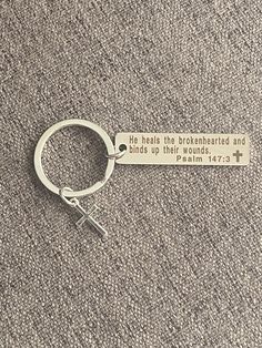 a keychain with the words he heals the brokenhearted and ends up their wounds