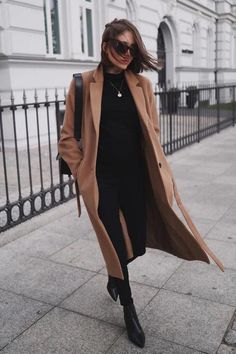 60+ Cute Casual Winter Outfits For Women [2023] To Be Cozy And Stylish - Girl Shares Tips White Top Jeans, Winter Outfits For Women, Camel Coat Outfit, Winter Outfits Warm, Long Black Coat, Trendy Outfits Winter, Black Leather Skirts