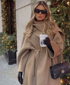 Fall comfy and warm outfit Luxurious Winter Outfits, Classy Snow Outfits, Autumn Feminine Outfits, Tea Outfits For Women, Wool Hat Outfit, Vanessa Doofenshmirtz, High Class Fashion, Chic Purses, Tan Coat