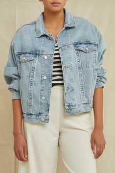 AGOLDE Charli Denim Jacket - Veer– Amour Vert Agolde Charli Jacket, Jeans Jacket Outfit Women, Light Wash Jean Jacket Outfit, Light Wash Denim Jacket Outfit, Light Denim Jacket Outfit, Denim Jacket And Jeans Outfit, Jeans Jacket Outfit, Denim Jacket Outfit Women, Oversized Denim Jacket Outfit