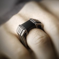 Anillo de brutalismo cibernético para hombre con ónix negro, inspirado en el diseño de vanguardia de las películas de ciencia ficción, anillo de brutalismo cibernético único con forma geométrica precisa, anillo de brutalismo cibernético con bordes nítidos, acabado oxidado y hecho a mano, anillo de brutalismo cibernético geométrico con un toque distópico, tecnología del autor, personalización posible, envío gratuito a todo el mundo Black Brutalist Sterling Silver Jewelry, Black Jewelry With Custom Hardware As Gift, Custom Black Jewelry With Hardware For Gift, Black Brutalist Jewelry As A Gift, Jewellery Catalogue, Jewelry Catalog, Sci Fi Movies, Ring For Men, Brutalism