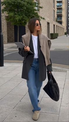 French Chic Work Outfit, Blazer Under Coat Outfit, Scandinavia Street Style, The Slouch Aritzia, Minimalist Fashion Skirts, Chic Oversized Outfit, Winter Beach Town Outfit, Frankie Shop Boyfriend Blazer Outfit, Trouser Fall Outfits