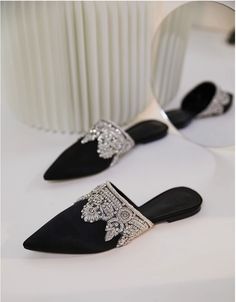 Indian Sandals, Luxurious Shoes, Indian Shoes, Shoes Hack, Fashion Shoes Sandals, Shoes Outfit Fashion, Bridal Heels, Fancy Shoes, Rhinestone Heels