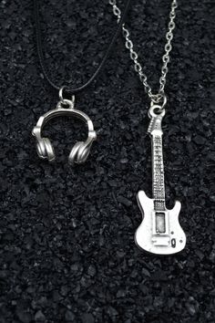 Music-Themed Jewelry Collection: In our store, you can find special necklaces featuring symbols like headphones and an electric guitar, perfect for music enthusiasts. These necklaces also include skull figures, making them ideal gift options for music lovers. Gifts Tailored for Rock and Metal Enthusiasts: Our electric guitar-themed necklaces offer an excellent gift idea for rockers, metalheads, and punk enthusiasts. They represent the raw and rebellious side of music while adding a unique touch Affordable Grunge Jewelry With Adjustable Chain, Cheap Edgy Jewelry For Concerts, Cheap Emo Choker For Concerts, Cheap Nickel-free Punk Jewelry, Cheap Jewelry For Concerts, Affordable Metal Jewelry For Concerts, Cheap Rock Style Jewelry For Concerts, Cheap Grunge Style Jewelry For Gifts, Nickel-free Cheap Jewelry For School