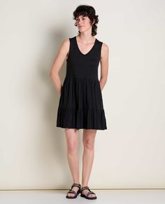 Dancing or drinking mimosas, this femme flair dress has you covered. Easy to throw on, easier to mix ‘n match with a cardi or jacket, and eco-friendly to boot with our superstar Samba fabric. Casual Fit And Flare Sleeveless Dress, Wild Ginger, Flair Dress, Daisy Print, Toad, Blue Print, Mix N Match, Small Tops, Dress Black