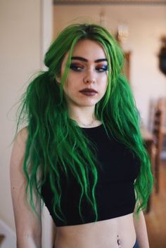 I love the teased hair Green Hair Color, Penteado Cabelo Curto, Scene Hair, Dye My Hair, Hair Inspo Color, Grunge Hair, Hair And Makeup, Green Hair, Aesthetic Hair