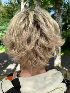 Blonde Hightlights, Blonde Underneath, Short Lace Front Wigs, Subtle Blonde Highlights, Light Blonde Highlights, Golden Blonde Highlights, Blonde With Dark Roots, Creamy Blonde, Honey Blonde Highlights