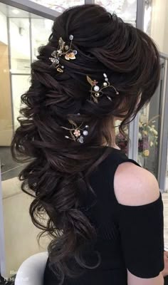 Long Wedding Hairstyles, Sanggul Modern, Quinceanera Hairstyles, Flowers In Her Hair, Quince Hairstyles, Wedding Hair Inspiration, Hairstyles Easy, Wedding Hairstyles For Long Hair, Short Prom