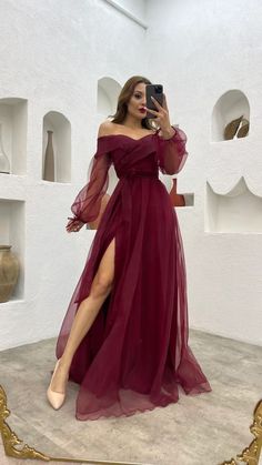 Outfit: Swimsuit + flowy cover-up + flip-flops Accessories: Beach bag and wide-brimmed hat Jade Wedding, Purple Tulle, Fashionable Dress, Tulle Evening Dress, Prom Dress Inspiration, Cute Prom Dresses, Pretty Prom Dresses, فستان سهرة, Black Tulle